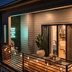 Neon Balcony House - Sleeps 12 Near Broadway