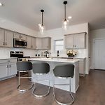 Luxury Three Bedroom Townhouse Near Airport