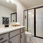 Luxury Three Bedroom Townhouse Near Airport