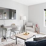 Landing Modern Apartment With Amazing Amenities