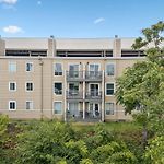 Stylish Apartment W Private Deck & River View