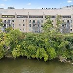 Stylish Apartment W Private Deck & River View