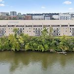 Stylish Apartment W Private Deck & River View