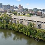 Stylish Apartment W Private Deck & River View