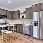 Charming East Nash Retreat, Walk To Dining Faves, Cozy Den, Workspace And Smart Tvs, Plush Velvet Sofa, Full Kitchen & Garage, Near Mas Tacos & Five Points, 10 Min To Broadway, 24 Hr Hospitality