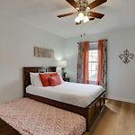 Beautiful 3 Bedroom- Free Parking 2M To Broadway