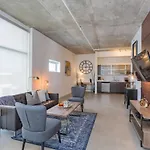 Gaze At Sprawling Vistas Through Walls Of Windows Holiday home Nashville