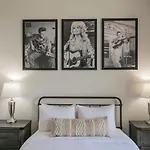 Mid Century Modern Downtown Condo 30+ Night Min