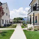 Brand New Luxury Near Downtown Holiday home