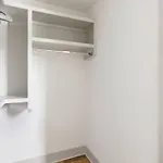 Brand New Luxury Near Downtown Holiday home