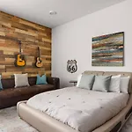 Holiday home Endeavor 301