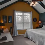 Vacation 5 Mins To Down Town 2 Bedrooms 2 Baths Garden Area Hot Tub Holiday home