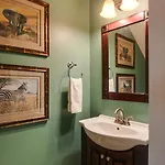 Vacation 5 Mins To Down Town 2 Bedrooms 2 Baths Garden Area Hot Tub Nashville