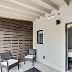 Cozy & Convenient 1 Bedroom Apt! Minutes To Downtown!