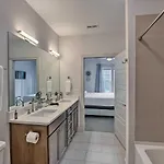 Holiday home Modern Condo: 7 Mi To Downtown!