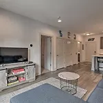 Modern Condo: 7 Mi To Downtown! Holiday home