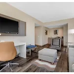 Hotel Cambria Airport 5*