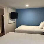 Red Lion & Airport Hotel 2*