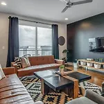 Big New And Modern With Skyline View Mural And Ping Pong Holiday home *