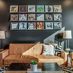 Holiday home Big New And Modern With Skyline View Mural And Ping Pong *