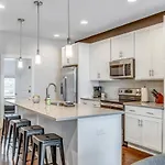 Holiday home Big New And Modern With Skyline View Mural And Ping Pong Nashville