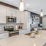 Big New And Modern With Skyline View Mural And Ping Pong Holiday home