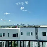 Holiday home Big New And Modern With Skyline View Mural And Ping Pong