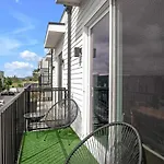 Big New And Modern With Skyline View Mural And Ping Pong Holiday home Nashville