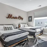 Holiday home Big New And Modern With Skyline View Mural And Ping Pong Nashville