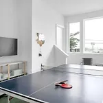 Big New And Modern With Skyline View Mural And Ping Pong Holiday home
