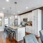 Holiday home Big New And Modern With Skyline View Mural And Ping Pong *