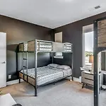 Holiday home Big New And Modern With Skyline View Mural And Ping Pong
