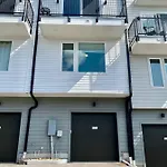 Big New And Modern With Skyline View Mural And Ping Pong Holiday home *