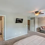 Spacious Nashville Townhome W\\/ Private Deck & Yard