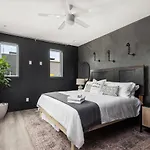 Vibrant Designer House With Roof Deck & Garage Near Dt Nashville