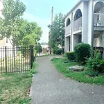 Classic 2-Bedroom Condo W/Free Parking