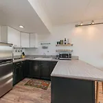 Apartment Music Row Retreat With Pool And Free Parking, Walk To Bars!