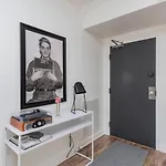 Music Row Retreat With Pool And Free Parking, Walk To Bars! Apartment *