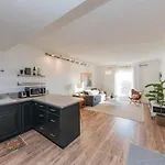 Music Row Retreat With Pool And Free Parking, Walk To Bars! Apartment