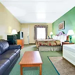 Super 8 By Wyndham Nashville Near Downtown / I-40