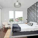 Holiday home Big New And Modern With Skyline View Mural And Ping Pong