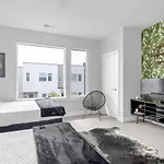 Holiday home Big New And Modern With Skyline View Mural And Ping Pong
