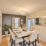 Charming ~ 6 Mi To Downtown! Holiday home