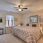 Charming ~ 6 Mi To Downtown! Holiday home *
