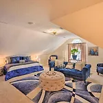 Charming ~ 6 Mi To Downtown! Holiday home