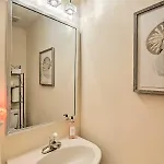 Charming ~ 6 Mi To Downtown! Holiday home *