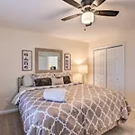 Charming ~ 6 Mi To Downtown! Holiday home