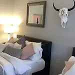 Classy, Cozy, Close To Downtown Apartment *