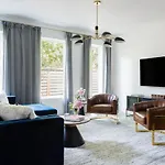 Gated Luxe With Rooftop, Bunk Room, & Parking, Sleeps 10 With King Suite, Queen & Custom Bunks, Gourmet Kitchen With Wine Fridge, Rooftop Patio, Dog Friendly, Dedicated Parking, Mins From Downtown And Broadway, 24 Hour Hospitality * Nashville