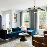 Gated Luxe With Rooftop, Bunk Room, & Parking, Sleeps 10 With King Suite, Queen & Custom Bunks, Gourmet Kitchen With Wine Fridge, Rooftop Patio, Dog Friendly, Dedicated Parking, Mins From Downtown And Broadway, 24 Hour Hospitality Holiday home Nashville